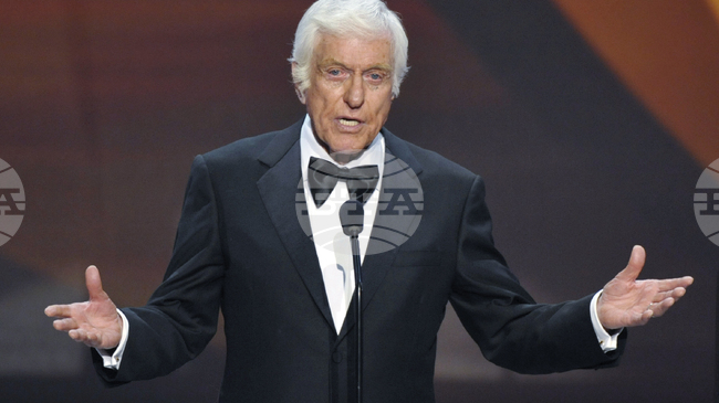 Дик Ван Дайк призна, че през 60-те години е бил канен да играе Джеймс Бонд, но отказва заради акцента си