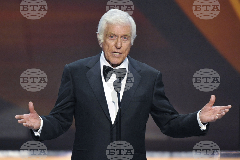 Дик Ван Дайк призна, че през 60-те години е бил канен да играе Джеймс Бонд, но отказва заради акцента си