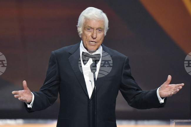 Дик Ван Дайк призна, че през 60-те години е бил канен да играе Джеймс Бонд, но отказва заради акцента си