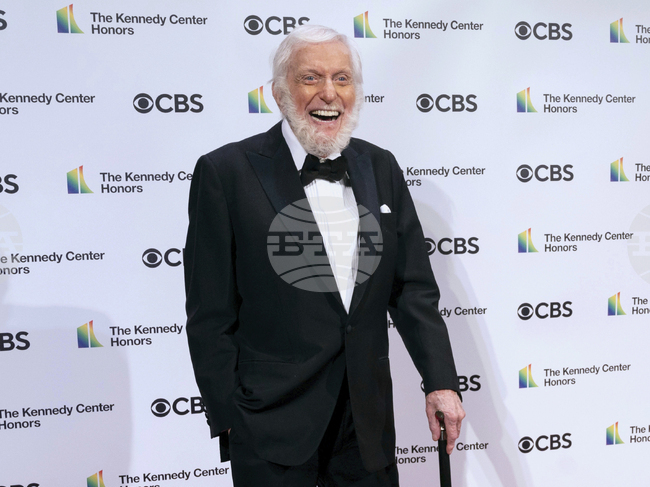 Не ми стига, живее ми се още, каза холивудската легенда Дик Ван Дайк на своя 100-годишен юбилей