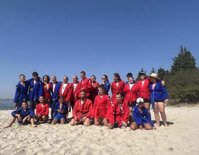 Сдружение "Родители на деца и възрастни с аутизъм - Русе": Тренировъчен спортен летен лагер учи деца със специални потребности на дисциплина на брега на морето