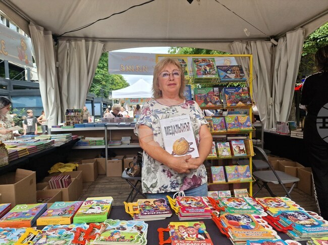 Моето послание към младите читатели е да четат и да мислят, каза пред БТА писателката Галина Златарева