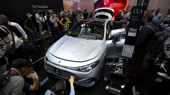 „Мерцедес-Бенц“ продължава да изостава от Бе Ем Ве при продажбите на електромобили през 2025 г.