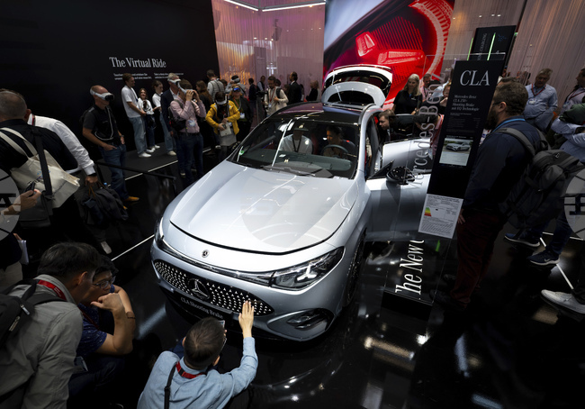 „Мерцедес-Бенц“ продължава да изостава от Бе Ем Ве при продажбите на електромобили през 2025 г.