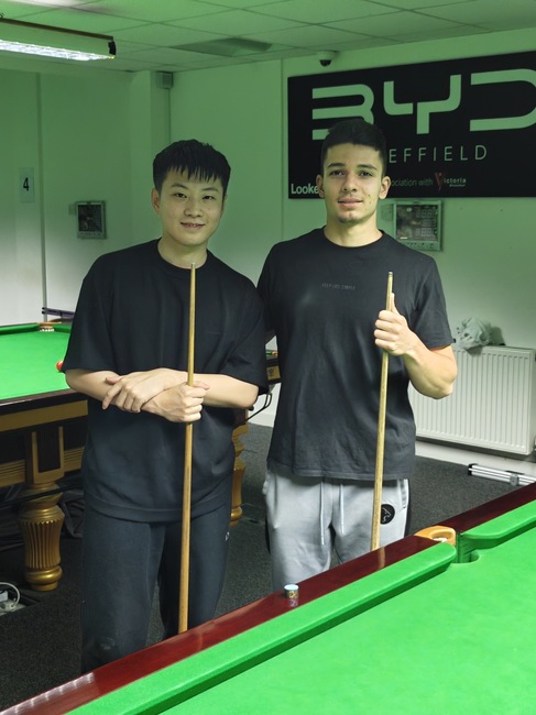 Младият български снукър играч Максим Костов тренира заедно със световния шампион Синтон Чжао