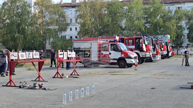 Родители и деца се запознаха с професията на пожарникаря