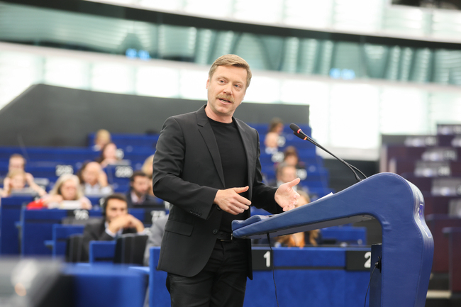 Сделката със САЩ е пълна капитулация за ЕС, заяви Мартин Ширдеван от групата на левицата в ЕП