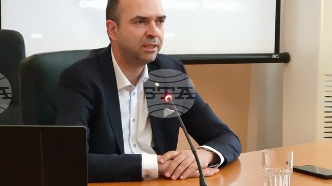 Кметът на Кюстендил Огнян Атанасов отговори на въпроси на съветници, поставени на първото заседание на Общинския съвет за годината