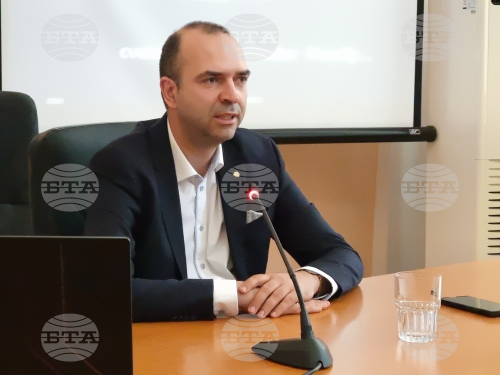 Кметът на Кюстендил Огнян Атанасов отговори на въпроси на съветници, поставени на първото заседание на Общинския съвет за годината