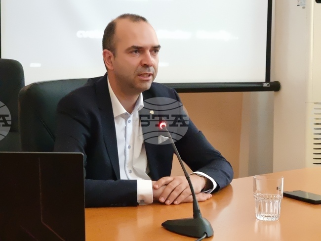 Кметът на Кюстендил Огнян Атанасов отговори на въпроси на съветници, поставени на първото заседание на Общинския съвет за годината