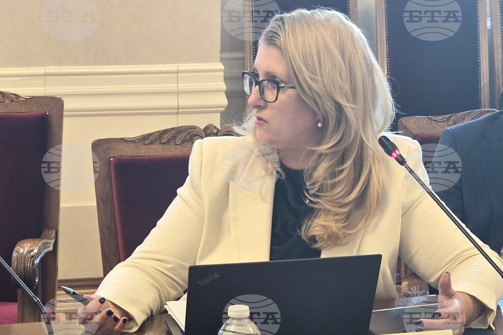 Образователната система сама не може да реши проблема с наркотичните зависимости, каза министър Красимир Вълчев