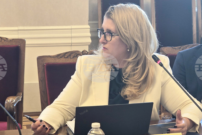 Образователната система сама не може да реши проблема с наркотичните зависимости, каза министър Красимир Вълчев