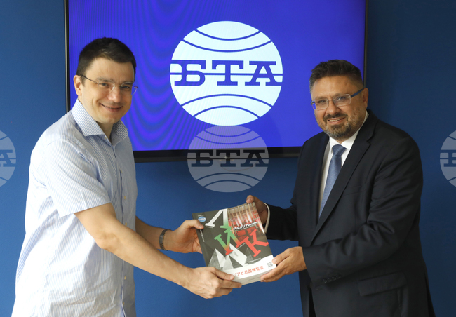 Генералният директор на БТА Кирил Вълчев подари на библиотеки към университети в Япония броеве на списание ЛИК