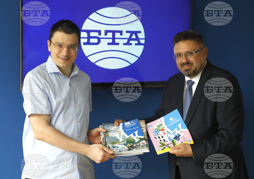 BTA Director General Donates Issues of LIK Magazine to University Libraries in Japan