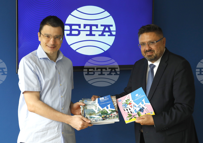 BTA Director General Donates Issues of LIK Magazine to University Libraries in Japan