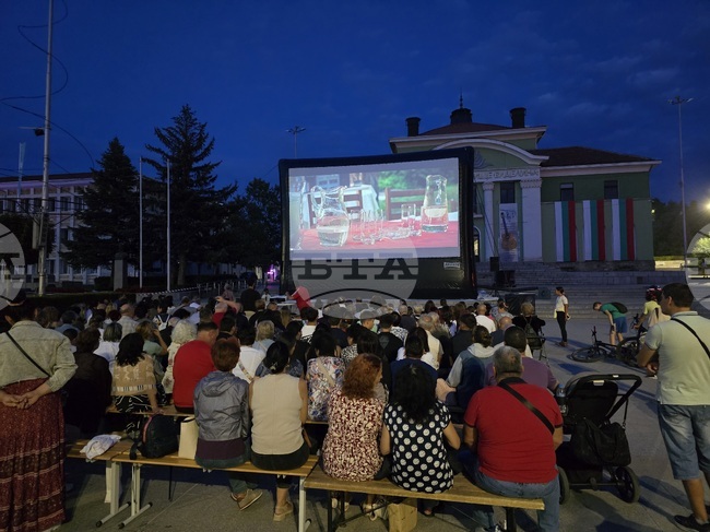 „Кино под звездите“ събра десетки зрители на площад „20 април“ в Панагюрище