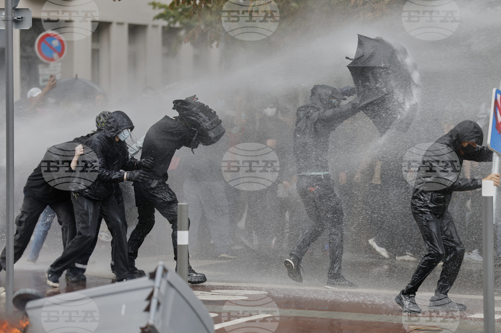 APTOPIX France Block Everything