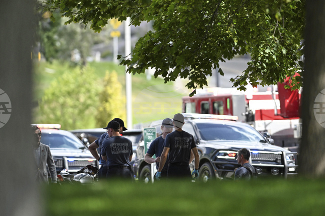 Следователи откриха оръжието, с което вчера в университет в щата Юта бе убит консервативният активист Чарли Кърк; извършителят все още се издирва