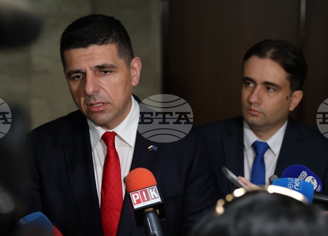 Ще внесем вот на недоверие през следващите дни, подписите ще бъдат на ПП-ДБ, МЕЧ и АПС, каза Ивайло Мирчев