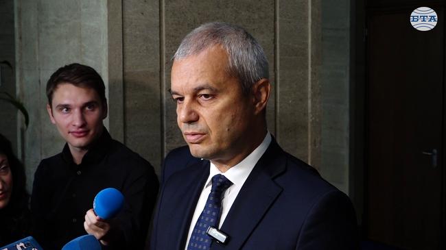 С писмо към ПП-ДБ, АПС и МЕЧ ще поискаме необходимите ни пет подписа, за да внесем нашия вот на недоверие, каза Костадин Костадинов