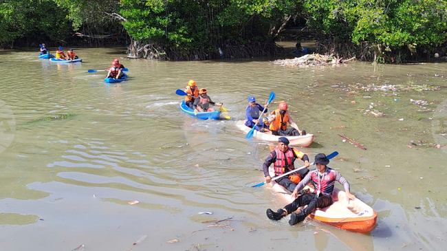 Най-малко 15 души станаха жертва на наводнения в Индонезия