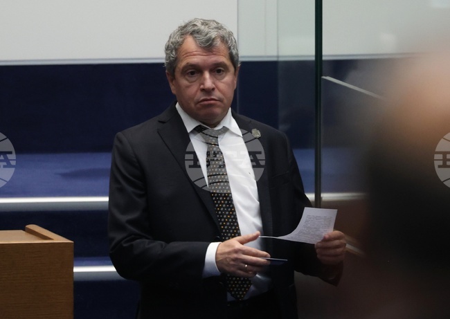 Фактът, че празнуваме Деня на народните будители, е доказателство за живия българския дух, заяви в декларация Тошко Йорданов 