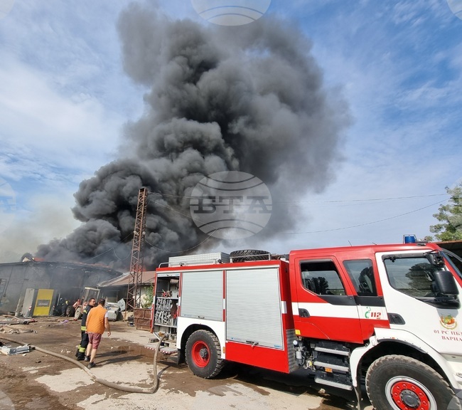 Пожарът под Аспаруховия мост във Варна е потушен