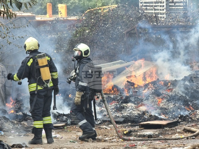 Общо 42 пожара са потушени в страната за денонощие, един човек е загинал и двама са пострадали