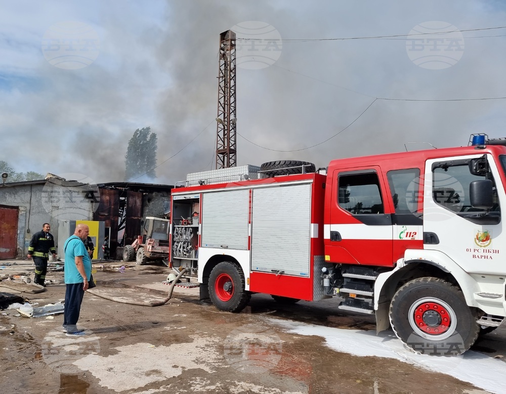 Пожар гори под Аспаруховия мост във Варна