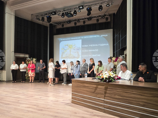 РУО Враца въведе нова традиция – приветства новоизбраните директори със символичен ключ