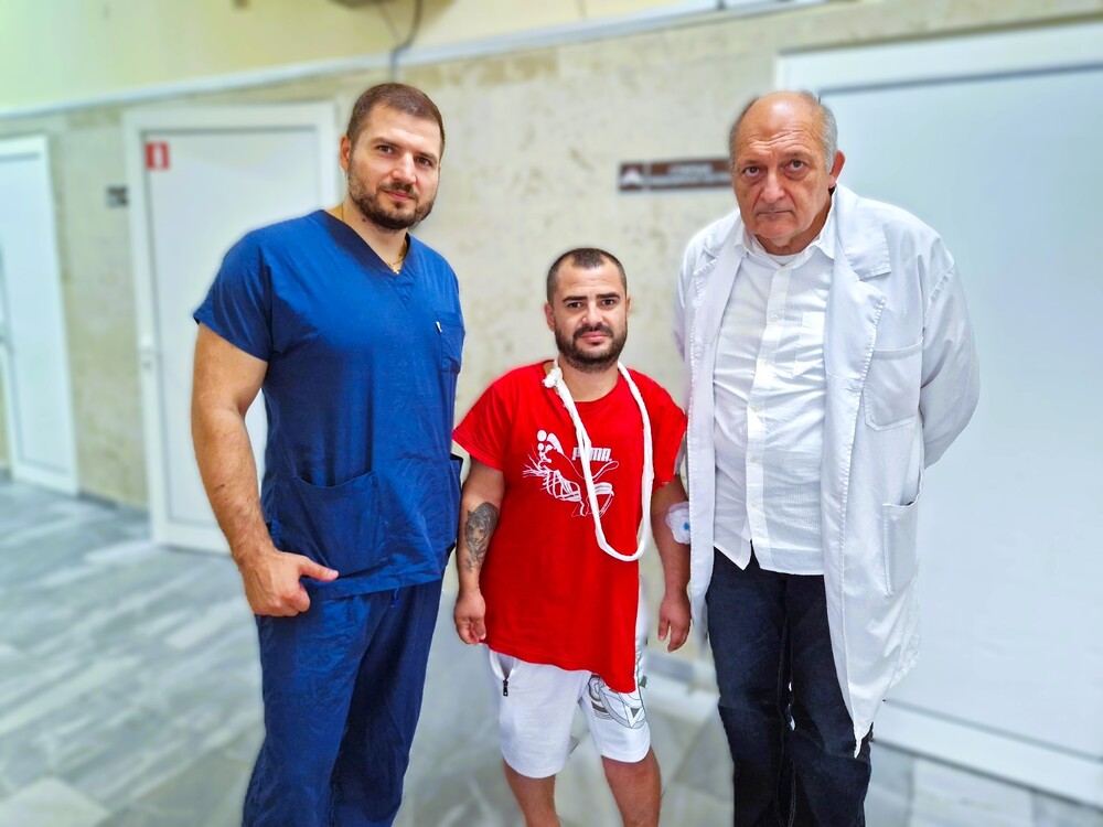 Пациент с рядко генетично заболяване бе успешно опериран от ортопедите на ИСУЛ