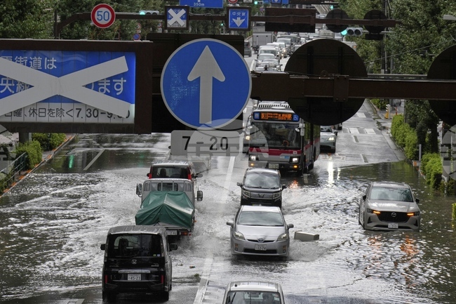 Внезапен проливен дъжд наводни улици и наруши железопътния транспорт в Токио