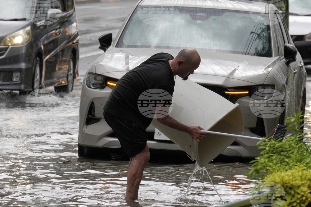 Пороен дъжд причини наводнения по улиците на Токио и спря въздушния и железопътния трафик