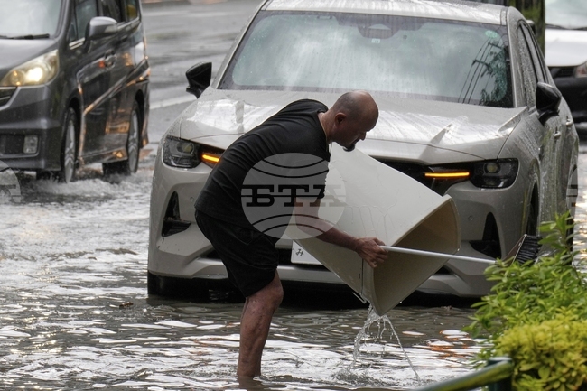 Пороен дъжд причини наводнения по улиците на Токио и спря въздушния и железопътния трафик