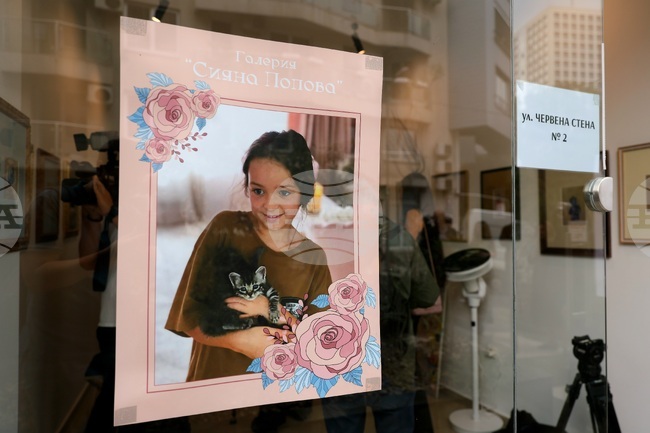 Благотворителна изложба с картини на загиналата Сияна беше открита на рождения ѝ ден в София в галерията с нейното име