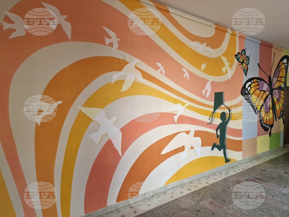 Велико Търново -  Средно училище „Емилиян Станев“ - стенопис - откриване