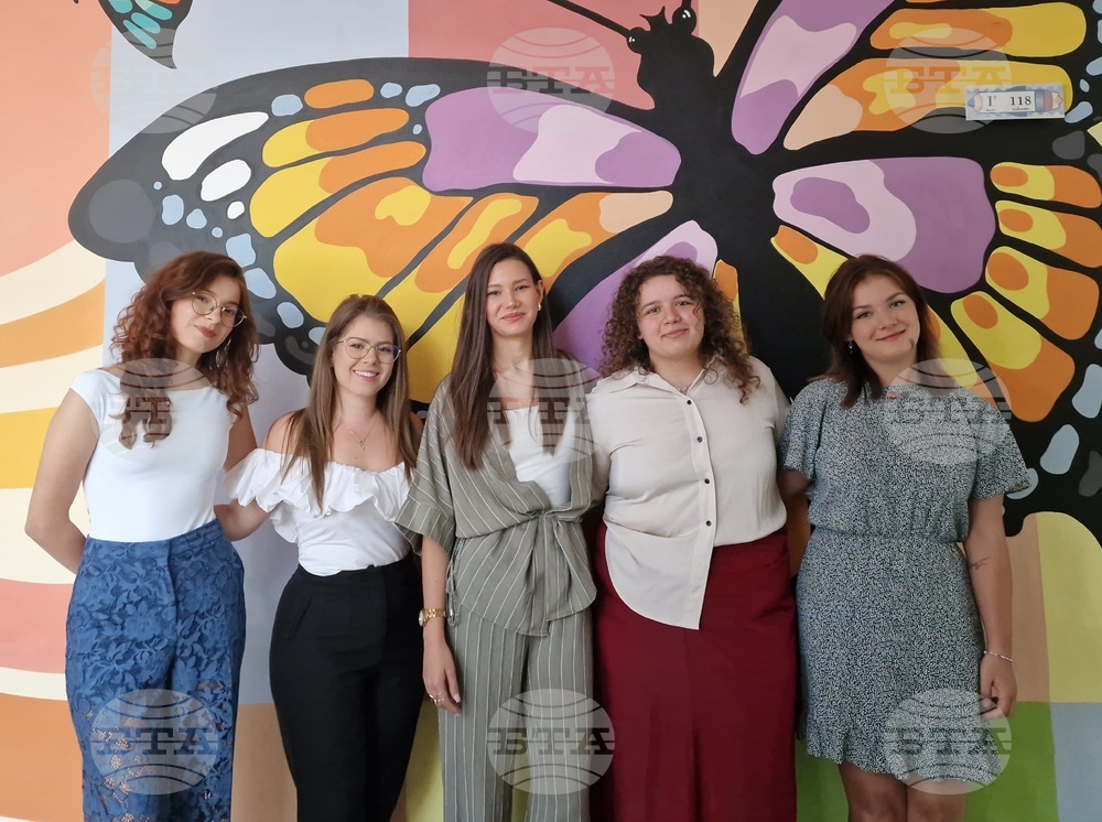 Велико Търново -  Средно училище „Емилиян Станев“ - стенопис - откриване