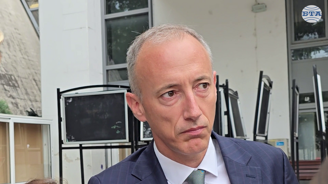 Българските ученици по-скоро имат проблем с базовата и функционалната грамотност, не толкова с финансовата, каза министър Красимир Вълчев