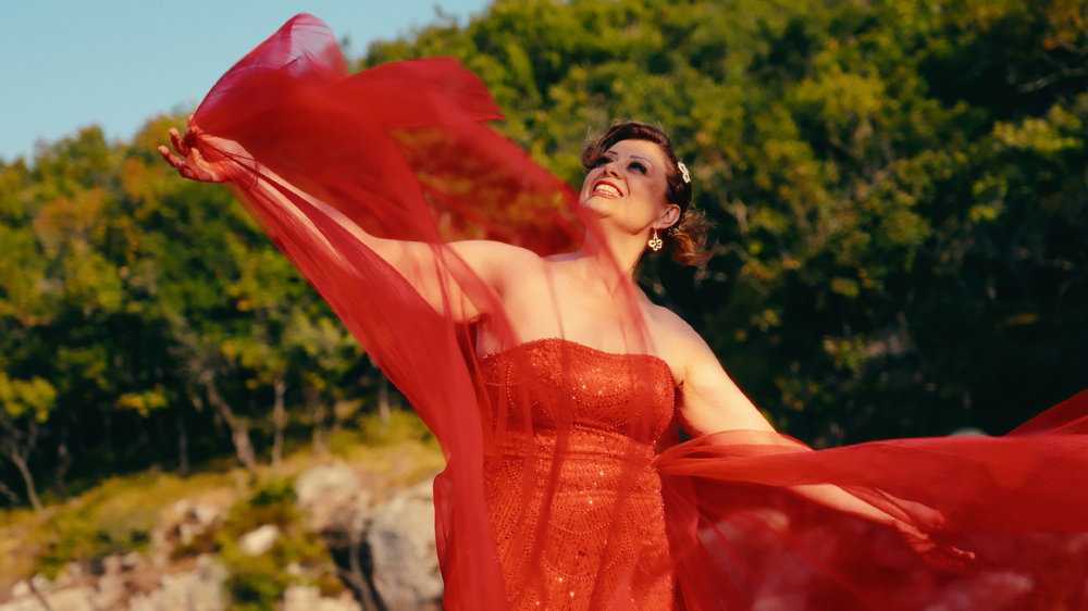 Вокалният педагог Десислава Станкова от Търговище разказва лична история с дебютната си авторска песен „Две души влюбени“