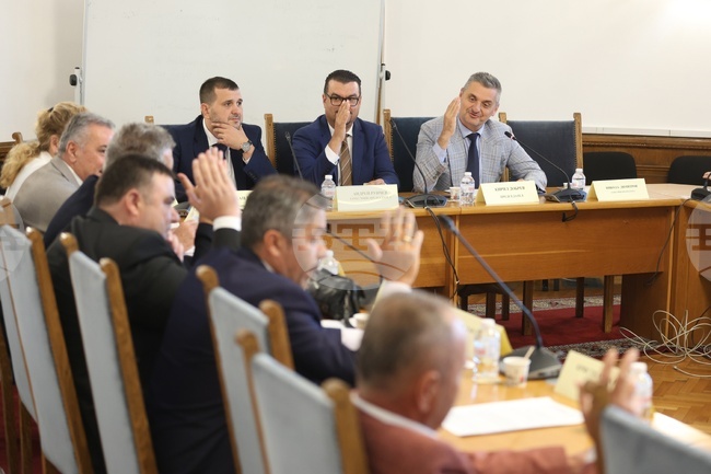 Парламентарната комисия по транспорт и съобщения подкрепи на второ гласуване законовите промени, свързани с универсалната пощенска услуга