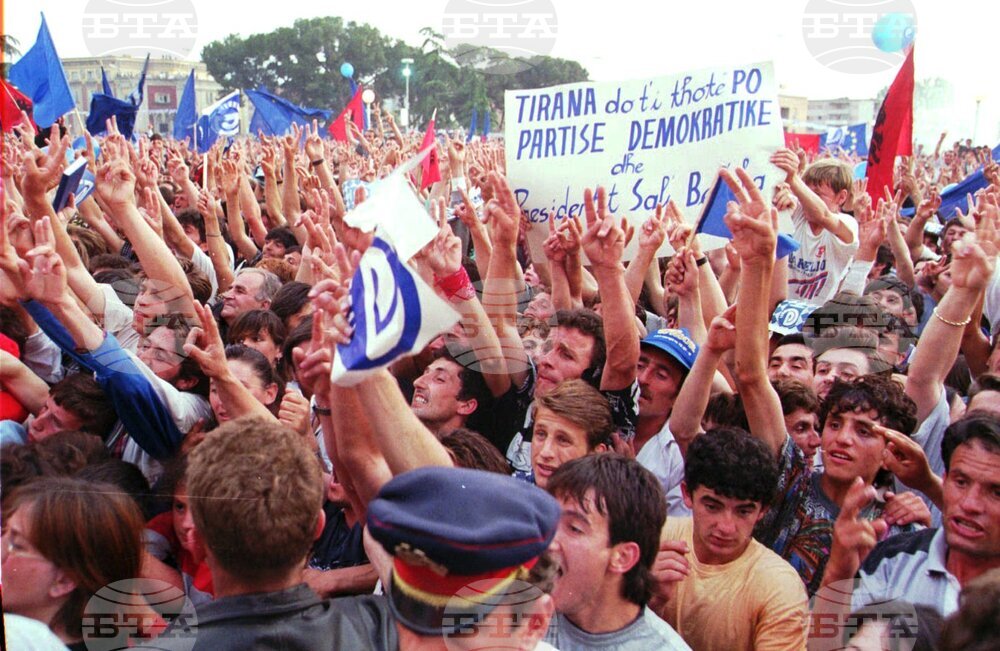 На 12 септември 1998 г. в Албания е убит лидерът на опозицията Азем Хайдари