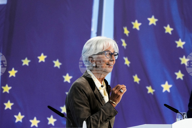 Управителният съвет на ЕЦБ настоятелно призовава за засилване на еврозоната и икономиката й, каза Лагард