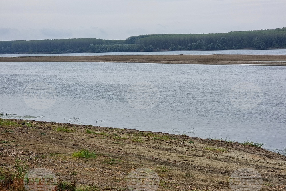 Нивото на Дунав при Лом продължава да спада, в реката са се показали острови