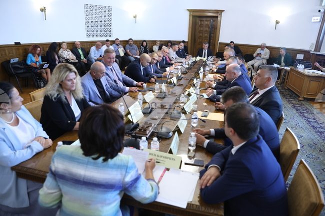 Единственият механизъм за помощ като компенсаторно плащане за ниски добиви е кризисният резерв на ЕК, каза министър Тахов