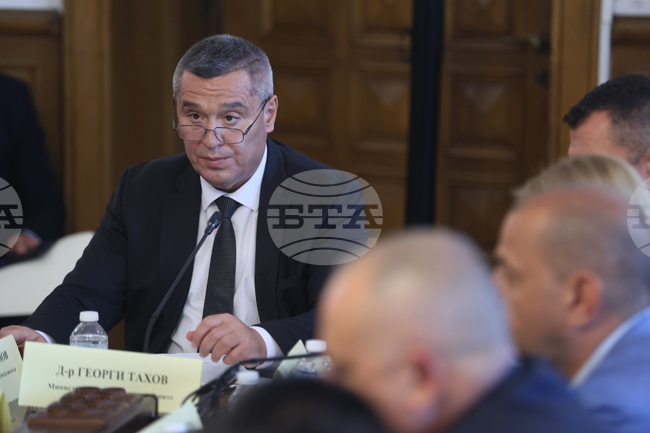 В първата половина на октомври ще бъде отворен прием за останалите плодове, пострадали от градушките през пролетта, съобщи министър Тахов