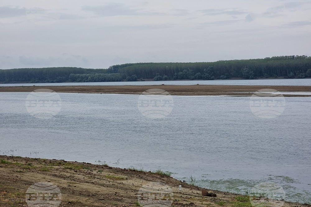 Gradual Decline of Danube's Water Level near Lom Creates New Small Islands