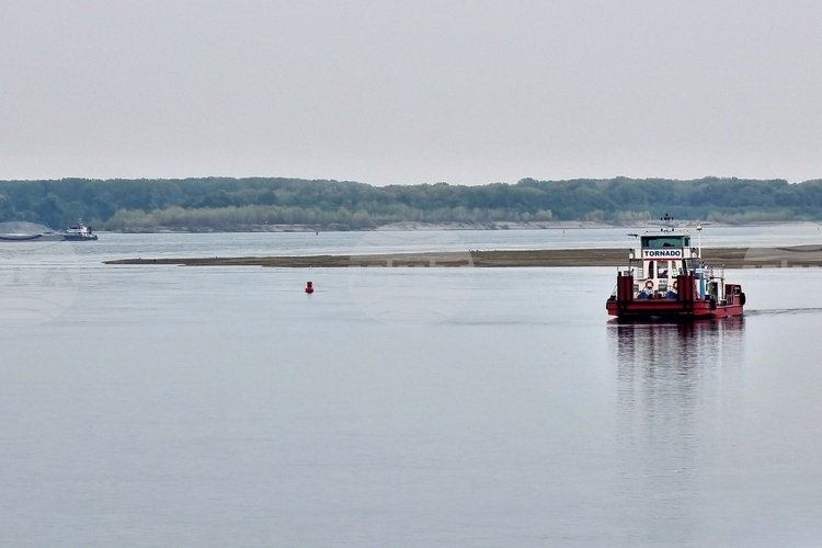 Barge Carrying Over 1,100 Tonnes of Fertilizer Sinks in Danube River