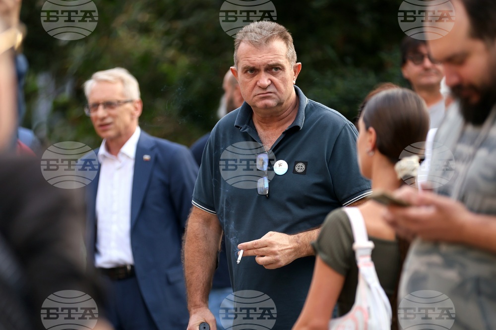 С искане за оставката на министър Даниел Митов протестиращи затвориха ул. ,,6-ти септември“ и ул. ,,Генерал Паренсов“ пред МВР