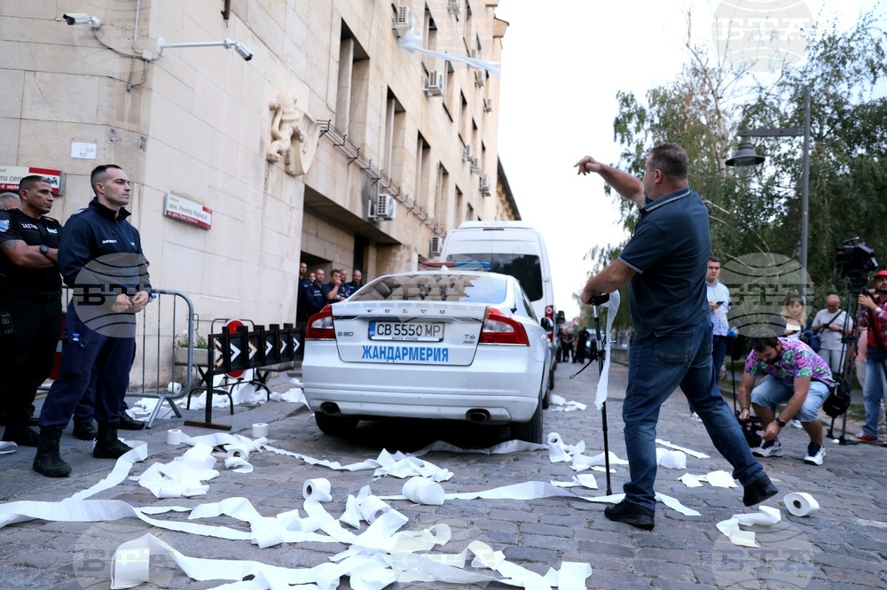 Приключи протестът пред МВР с искане за оставката на министър Даниел Митов