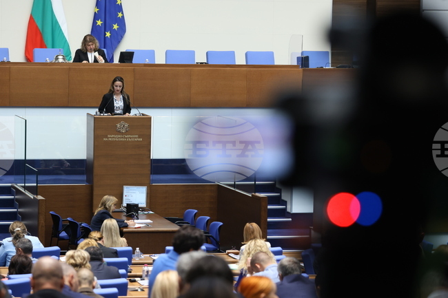 Народните представители излязоха в 15-минутна почивка поради липса на кворум